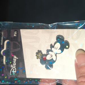 DISNEY Trading pin Mickey and Minnie kissing heads